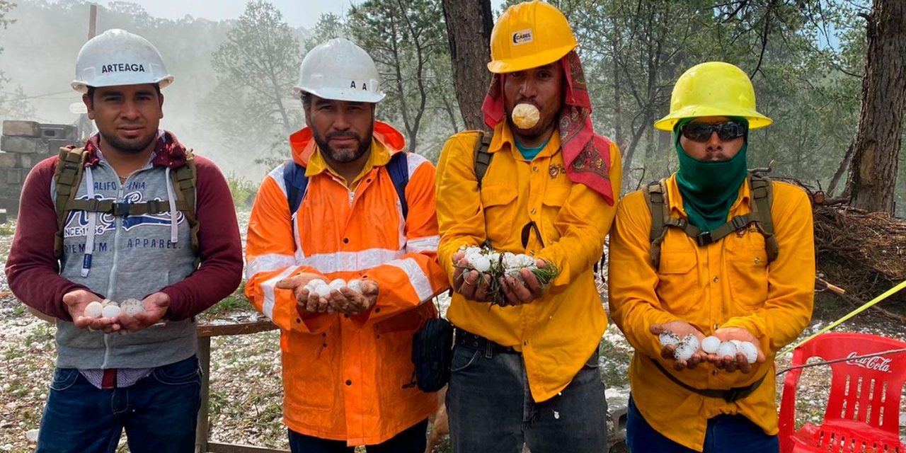 Cae enorme granizo en Arteaga, incendio sigue activo