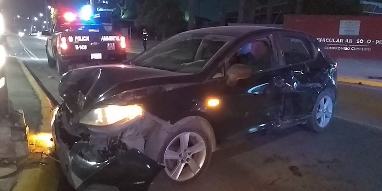 Camioneta ocasiona choque y escapa en Saltillo