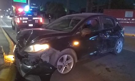 Camioneta ocasiona choque y escapa en Saltillo