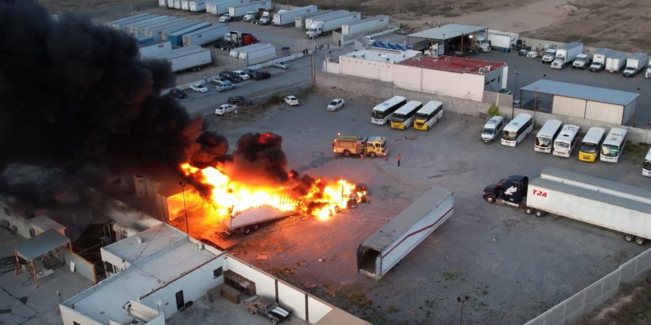 Arde tráiler cargado con plásticos en Saltillo