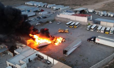Arde tráiler cargado con plásticos en Saltillo
