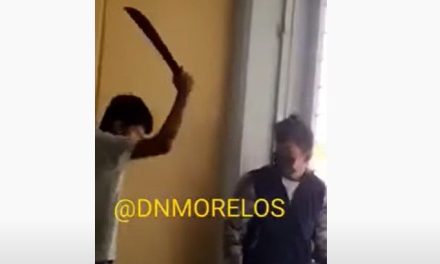 Niño saca un machete y amenaza a su compañero de clase en Morelos (video)