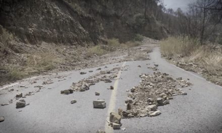 Tras Deslave habilitan carretera a los Lirios