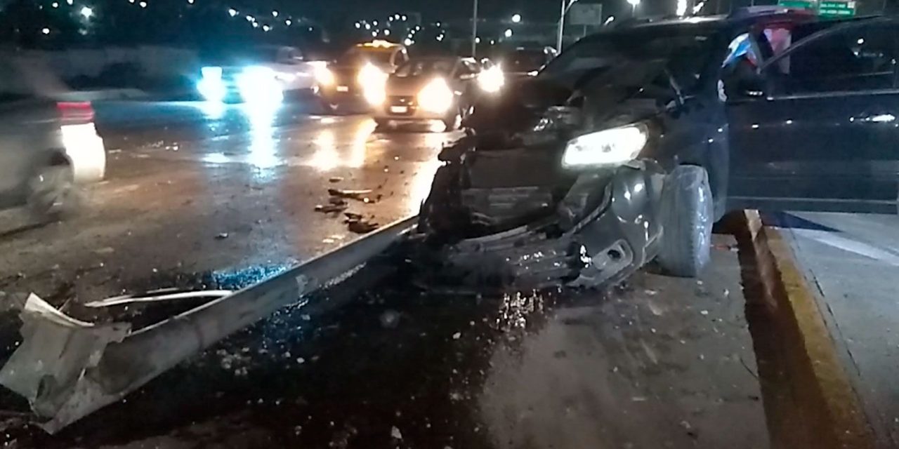 Mujer destroza su camioneta tras chocar con luminaria en LEA