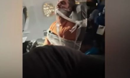Amarran a pasajero al asiento por manosear azafatas de Frontier Airlines