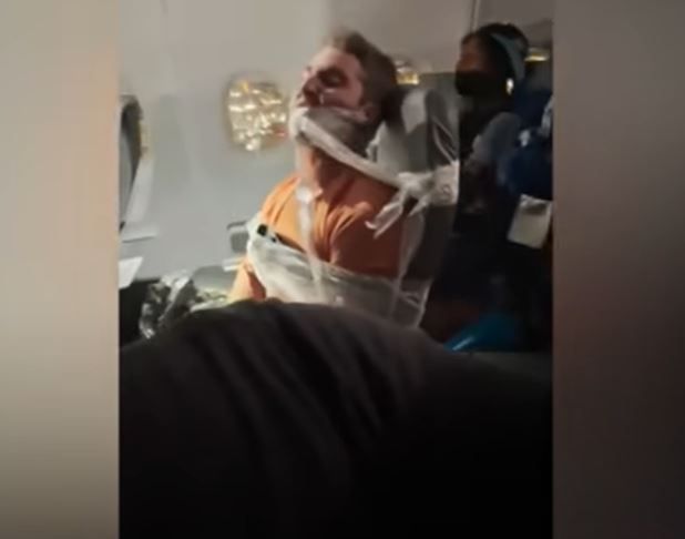 Amarran a pasajero al asiento por manosear azafatas de Frontier Airlines