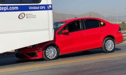 Hombre choca por alcance a transporte de personal en la carretera a Monclova