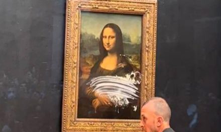 Hombre burla la seguridad del Museo de Louvre y le da un pastelazo a la Monna Lisa (video)