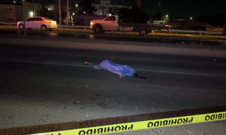 Motociclista sufre golpe mortal al derraparse sobre la carretera en Ramos Arizpe
