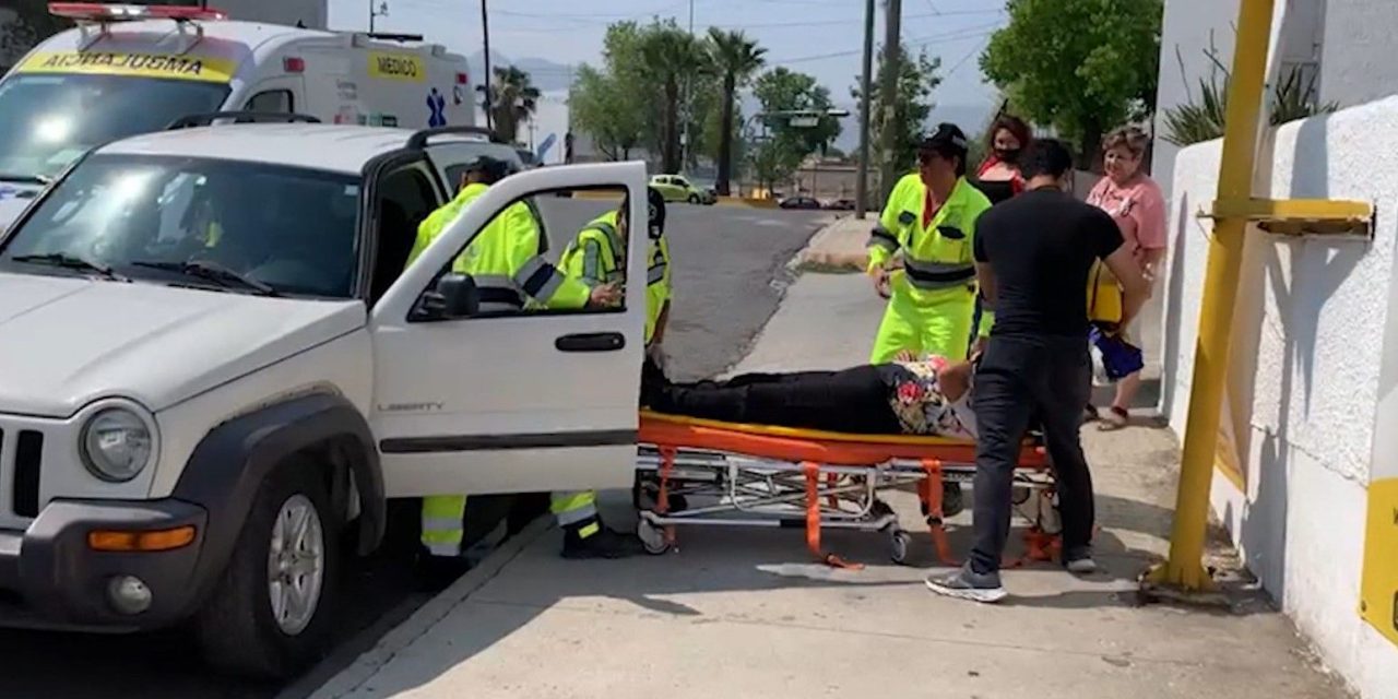 Mujer termina en una camilla luego de un accidente en calles de Saltillo