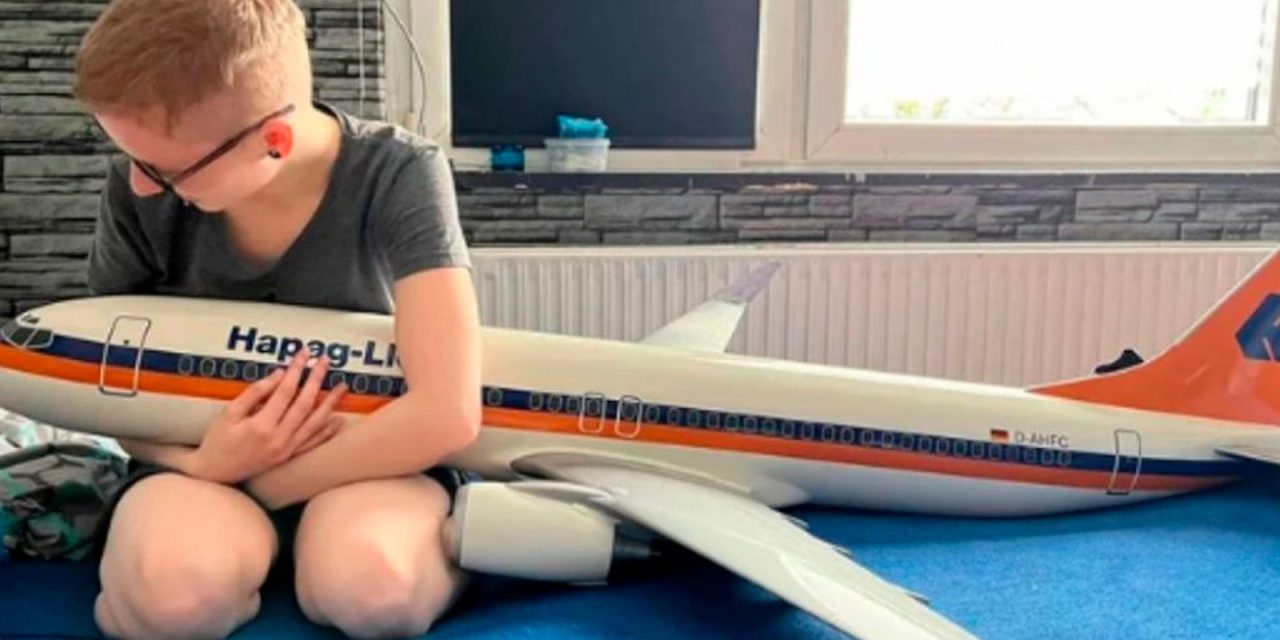 Objetum sexual: Mujer se enamora de avión y tiene relaciones con una réplica