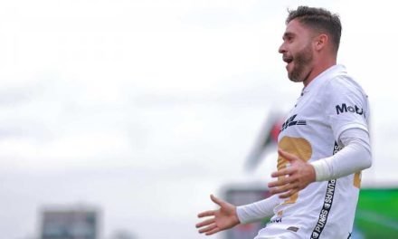 El momento en que un futbolista de Pumas ‘reparte cariño’ a sus compañeros en sus partes privadas (video)