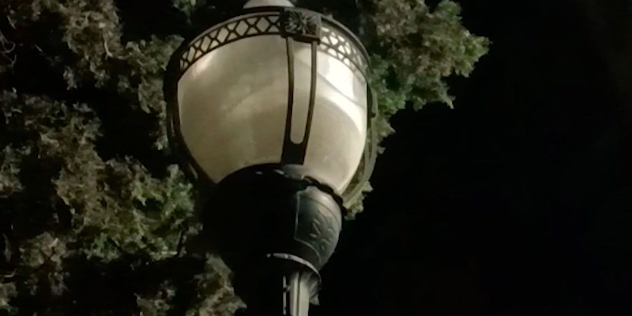Vecinos piden iluminación en plaza de Arteaga; más de 2 años sin suficiente iluminación