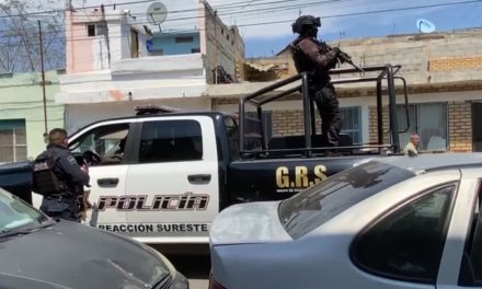Malhechores intentan asaltar a hombre con arma de fuego en Saltillo; al huir chocan y son detenidos
