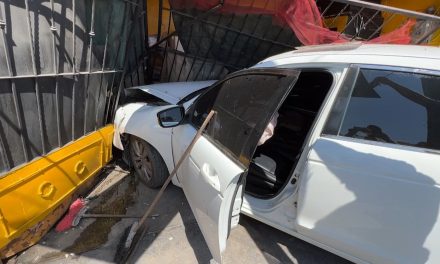 Coche termina dentro de una pollería tras chocar en Saltillo