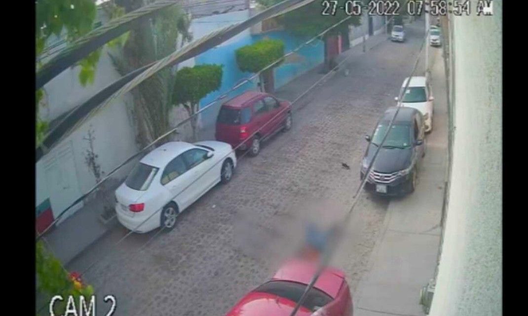 Conductor enfurece tras robo y atropella al ladrón; después le da una golpiza en Querétaro (video)
