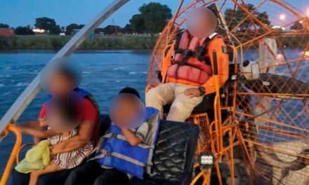 Recuperan 3 cuerpos y salvan a pequeñitos de morir en frontera de Coahuila