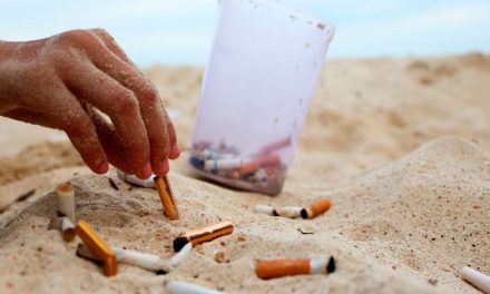 AMLO busca prohibir fumar en playas, estadios y parques