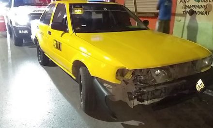 Motociclista y taxista chocan en Saltillo… ‘ambos tenían luz verde’
