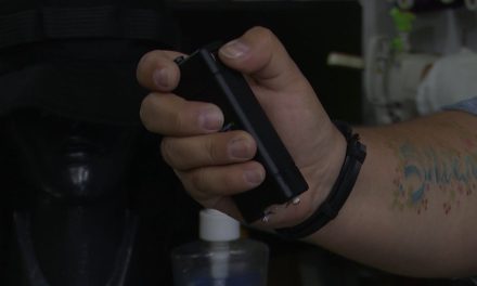 Mujeres de Saltillo se arman con gas pimienta y chicharras eléctricas ante la inseguridad