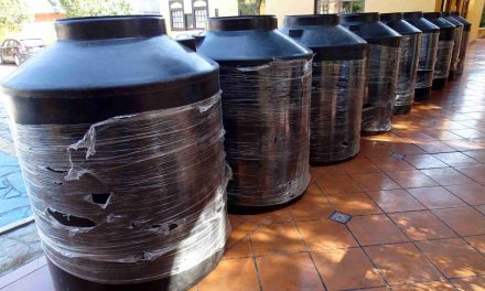 Regios vienen a Saltillo para comprar tinacos donde almacenar agua
