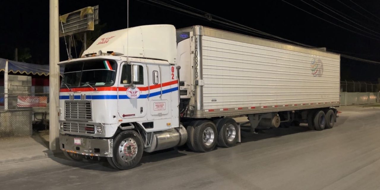 Trailero embiste auto familiar e intento huir en Saltillo