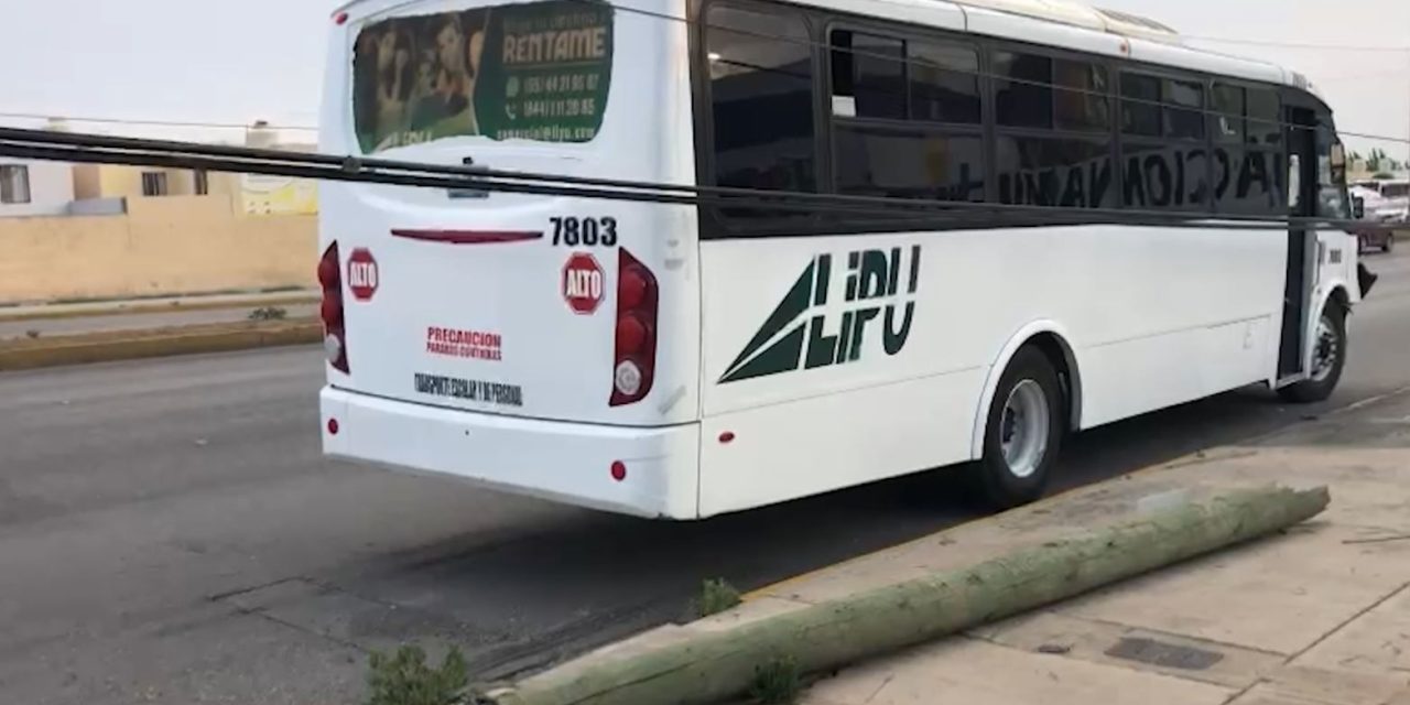 Transporte de personal derriba poste de madera en Saltillo