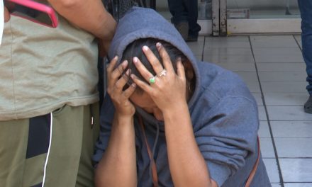 Conductor le golpea en la cabeza con el retrovisor a conductora, en Saltillo