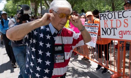 Defienden Trump y NRA armarse por… “la existencia del mal”