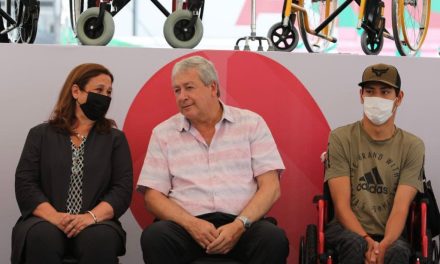 Chema entrega aparatos ortopédicos en Saltillo