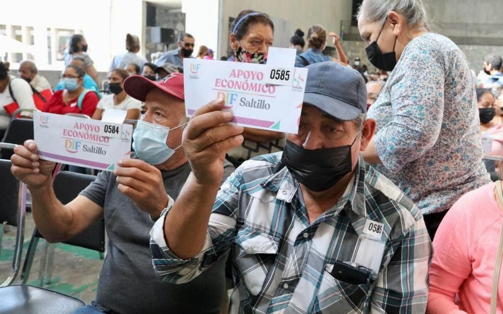 DIF Saltillo entrega apoyos económicos a población vulnerable