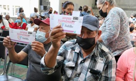 DIF Saltillo entrega apoyos económicos a población vulnerable