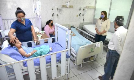 Presidenta honoraria del DIF Saltillo visita a niño operado de pie equinovaro