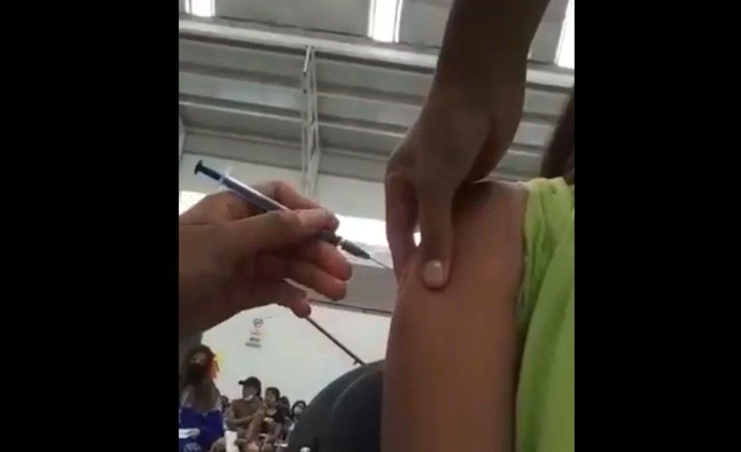 Niña se da cuenta que jeringa tenía ‘puro aire’ que al momento de ir a vacunarse en Ecatepec (video)