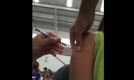 Niña se da cuenta que jeringa tenía ‘puro aire’ que al momento de ir a vacunarse en Ecatepec (video)