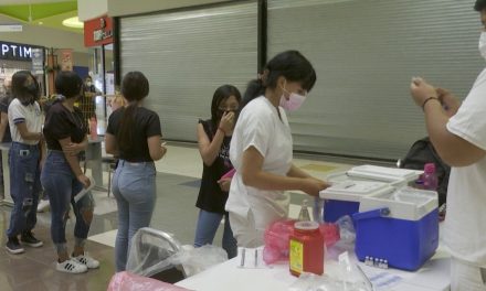 Jóvenes en Saltillo acuden por vacuna contra el Covid-19