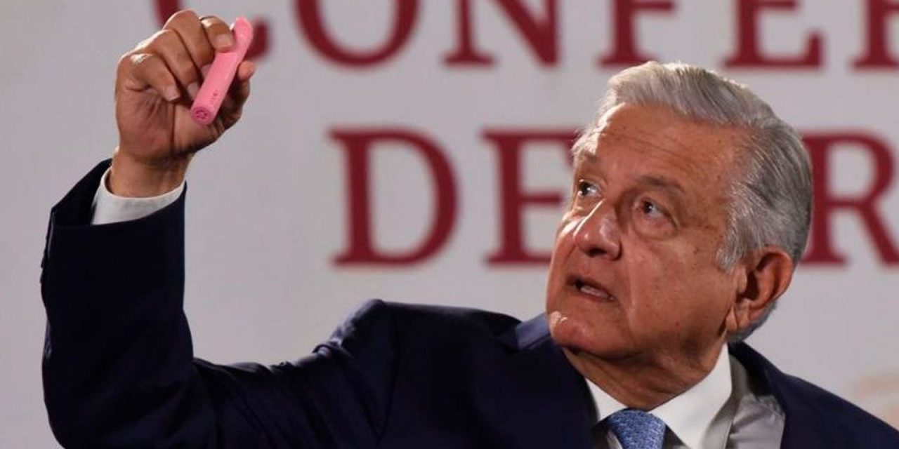 AMLO firma decreto que prohíbe venta de vapeadores en el país