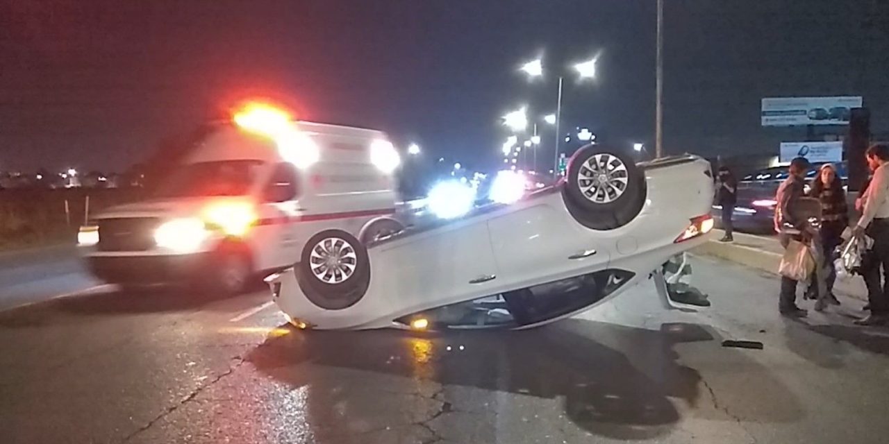 Mujer termina sin un rasguño luego de volcarse en Saltillo