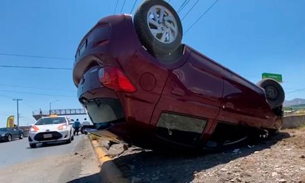 Exceso de velocidad lo hace volcar sobre el bulevar Fundadores