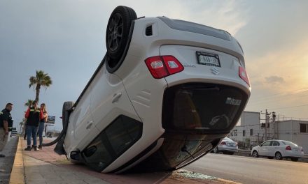 Mujer choca y vuelca en Ramos Arizpe frente de Aeropuerto de Saltillo