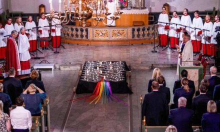 Noruega rinde homenaje a víctimas del tiroteo en Oslo