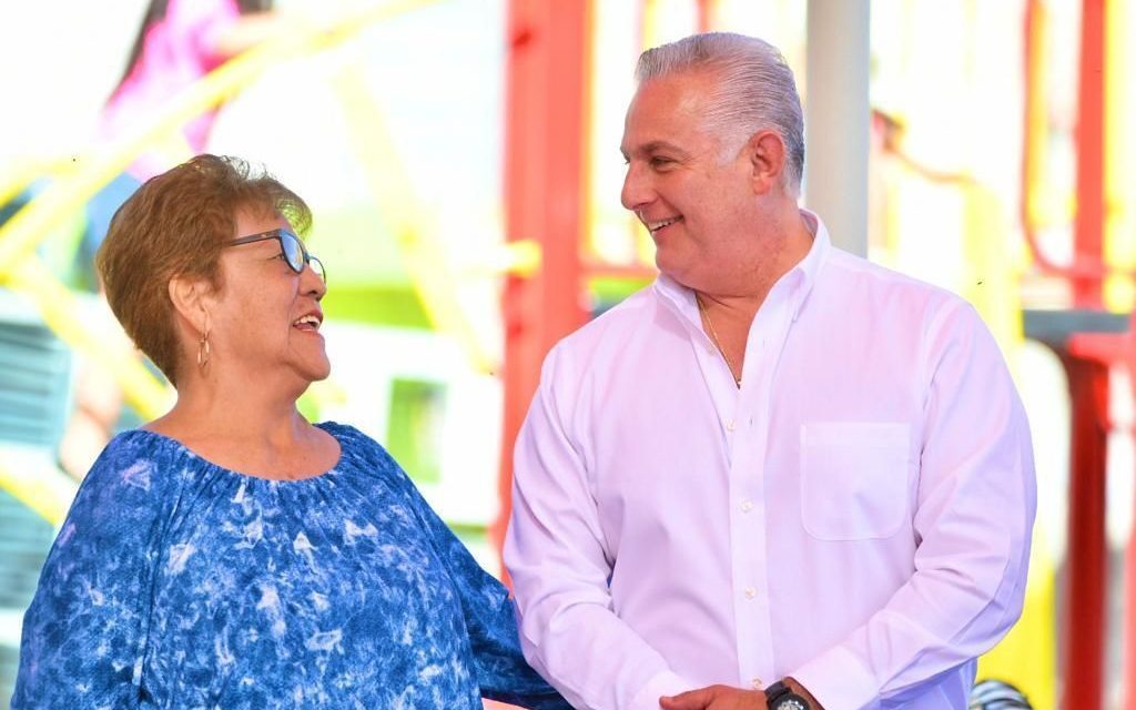 Alcalde mejora plaza y entrega techumbre en Torreón