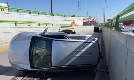 Falta de pericia al volante y exceso de velocidad llevan a joven a protagonizar una volcadura al sur de Saltillo