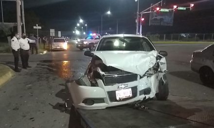 ‘Los dos tenían semáforo verde’, chocan conductores de Saltillo y los dos evaden su responsabilidad