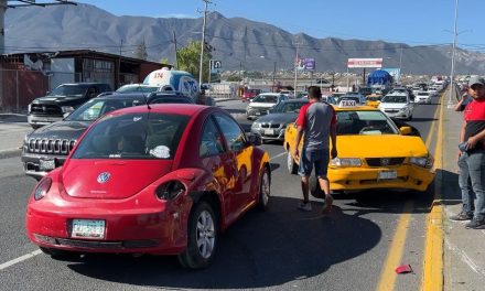 Saltillo: Brinca camellón y se le atraviesa a taxi EN LEA