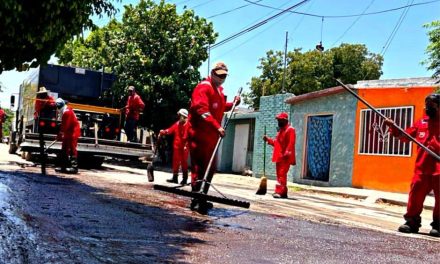 Avanza bacheo y colocación de microcarpeta en Torreón
