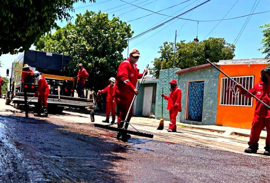 Avanza bacheo y colocación de microcarpeta en Torreón