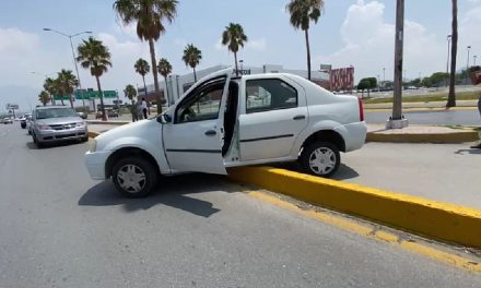Conductor se sube su auto al camellón sobre el bulevar Nazario Ortiz Garza en Saltillo