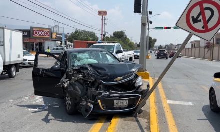 Menor de edad provoca aparatoso choque en Saltillo por dar vuelta en un lugar prohibido