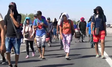Bloquean migrantes carretera 57 en su salida de Monclova